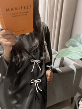 Load image into Gallery viewer, Bows Abaya in Black
